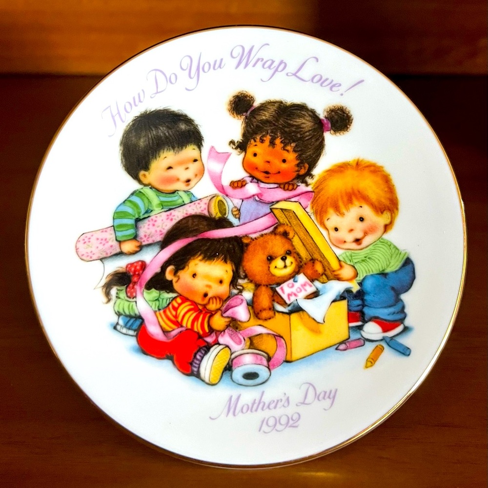 Avon Mother's Day 1992 “How Do You Wrap Love” Mini Plate